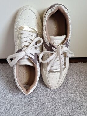 GUESS Women's White & Taupe Logo-Print Lace-Up Sneakers
